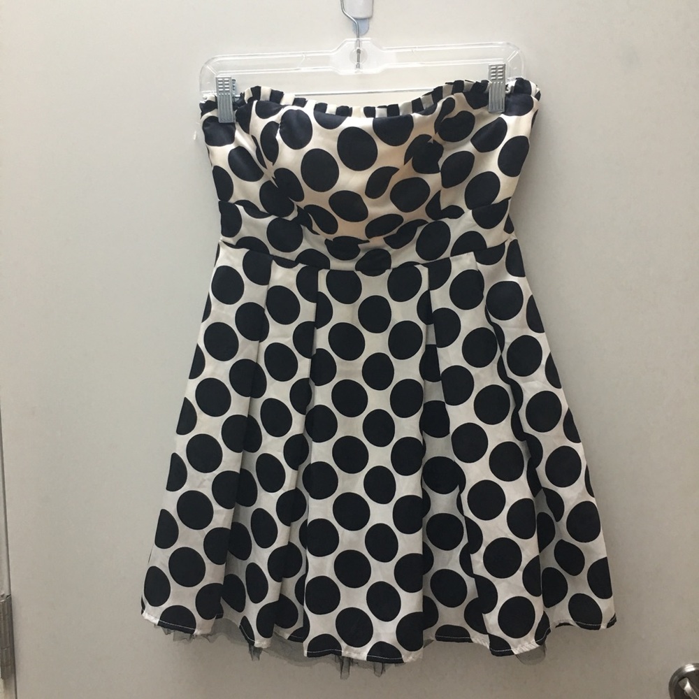 Dresses - Picture 2 of 5